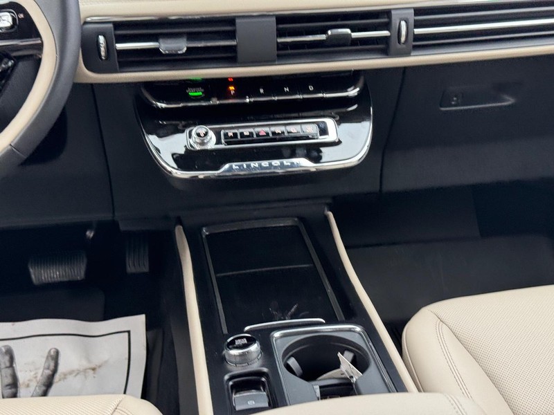 Lincoln Corsair Vehicle Full-screen Gallery Image 15