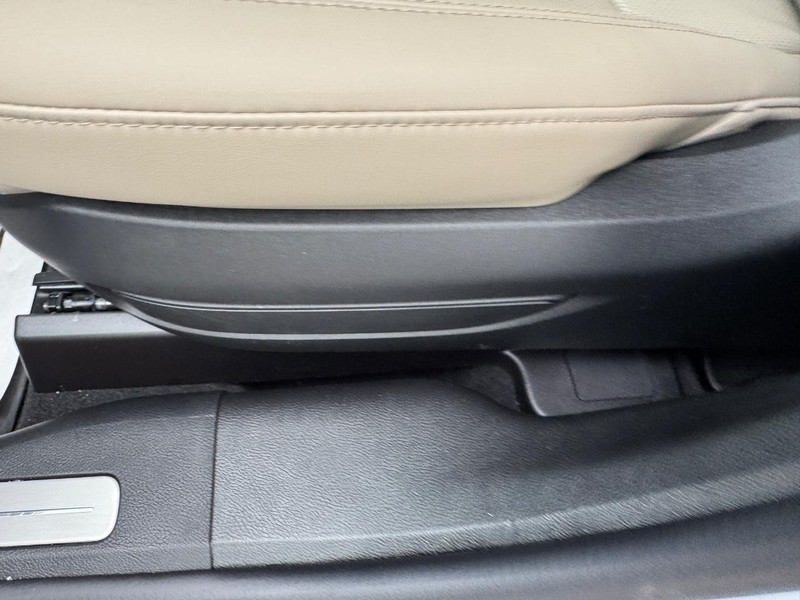 Lincoln Corsair Vehicle Full-screen Gallery Image 16