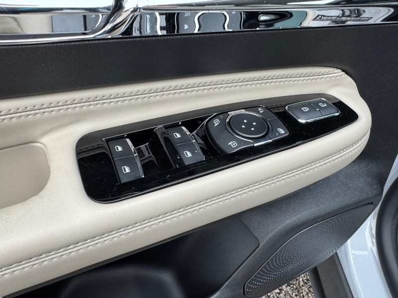 Lincoln Corsair Vehicle Full-screen Gallery Image 17