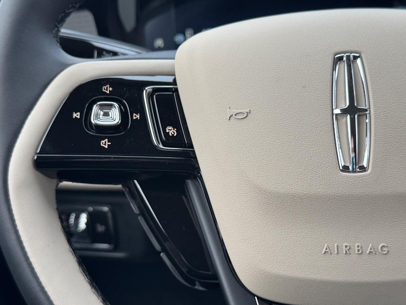 Lincoln Corsair Vehicle Full-screen Gallery Image 20