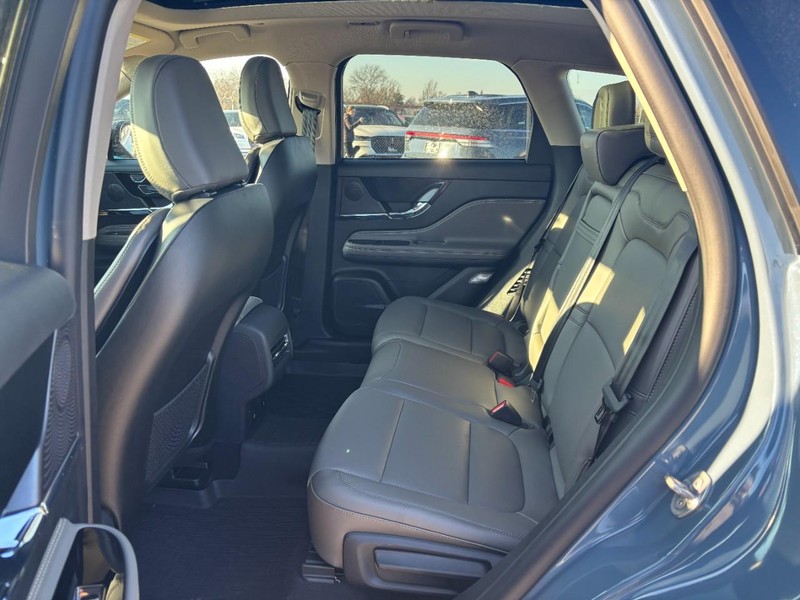 Lincoln Corsair Vehicle Full-screen Gallery Image 11