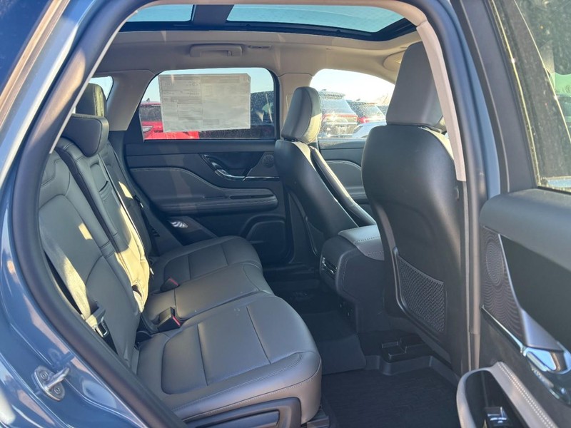 Lincoln Corsair Vehicle Full-screen Gallery Image 12