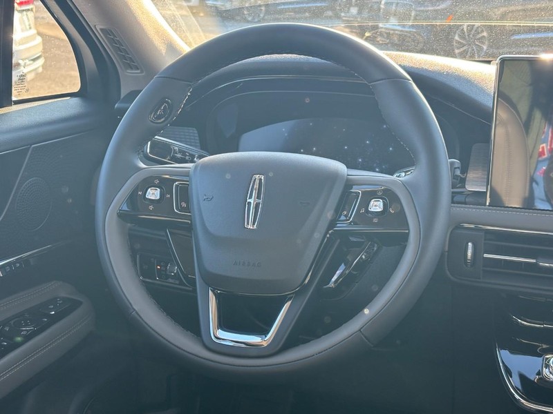 Lincoln Corsair Vehicle Full-screen Gallery Image 14