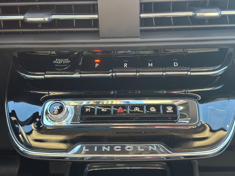 Lincoln Corsair Vehicle Full-screen Gallery Image 16