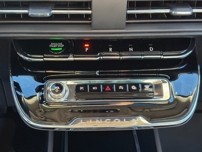 Lincoln Corsair Vehicle Full-screen Gallery Image 28