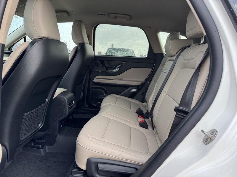 Lincoln Corsair Vehicle Full-screen Gallery Image 11