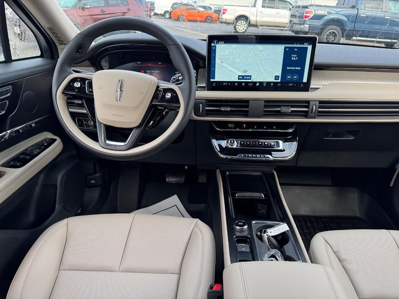 Lincoln Corsair Vehicle Full-screen Gallery Image 12