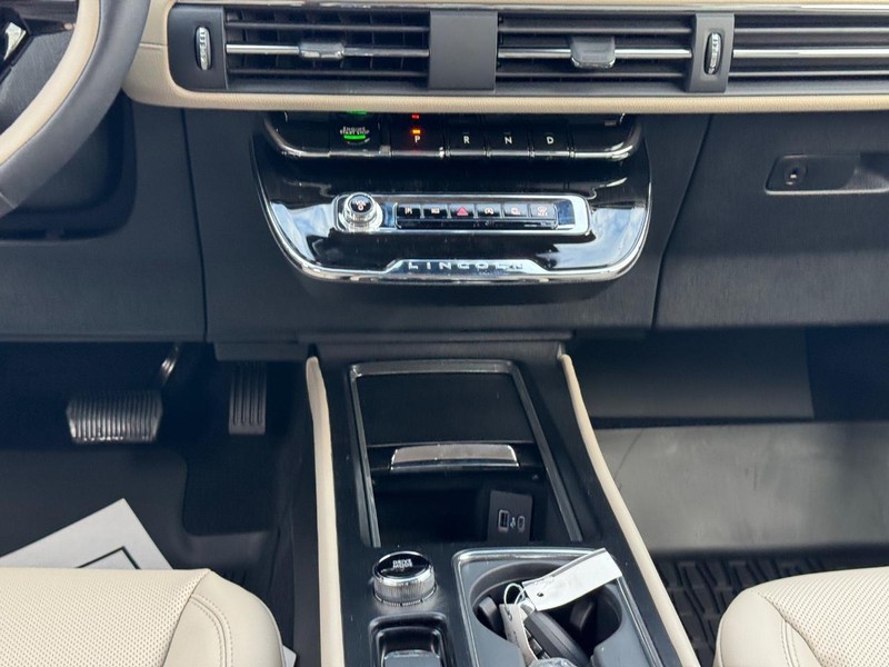 Lincoln Corsair Vehicle Full-screen Gallery Image 15