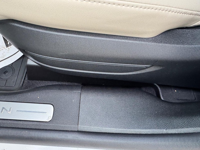 Lincoln Corsair Vehicle Full-screen Gallery Image 16