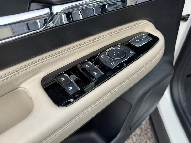 Lincoln Corsair Vehicle Full-screen Gallery Image 17