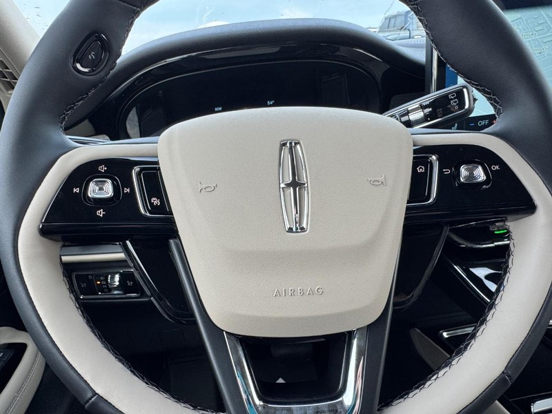 Lincoln Corsair Vehicle Full-screen Gallery Image 19