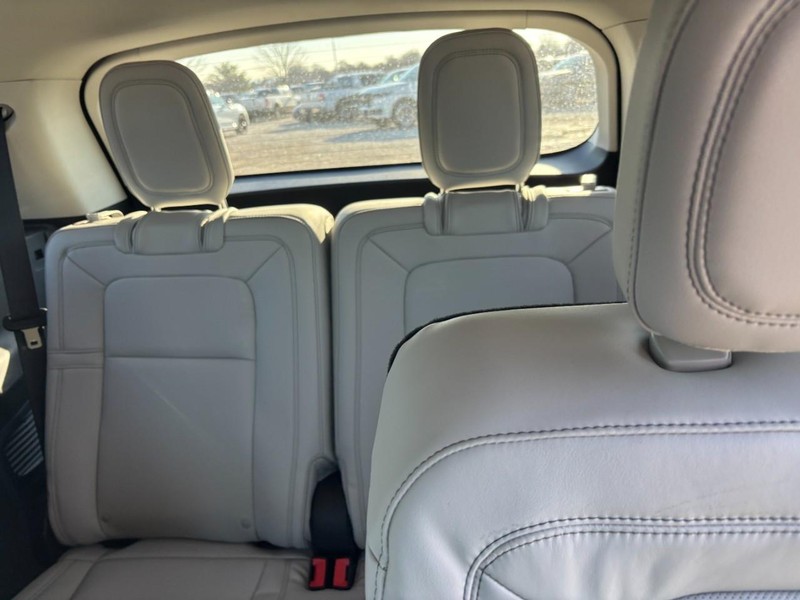 Lincoln Aviator Vehicle Full-screen Gallery Image 11