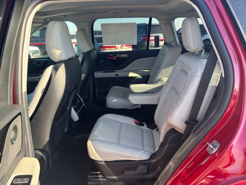 Lincoln Aviator Vehicle Full-screen Gallery Image 12
