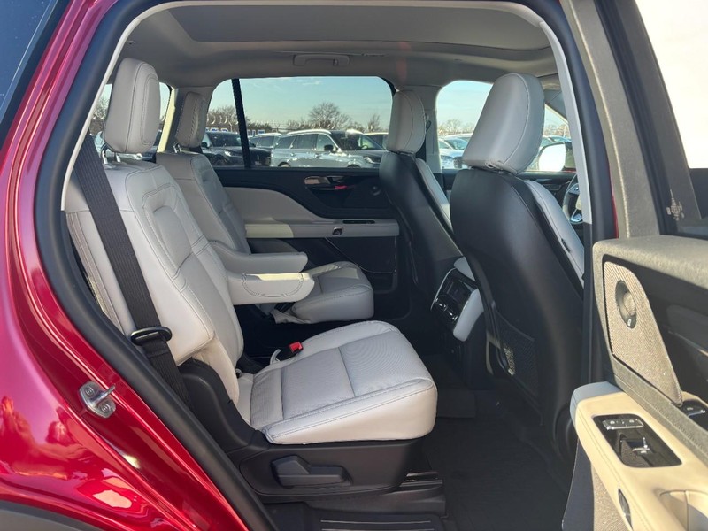 Lincoln Aviator Vehicle Full-screen Gallery Image 13
