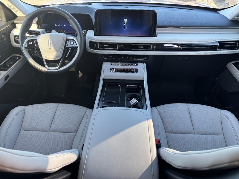 Lincoln Aviator Vehicle Full-screen Gallery Image 14