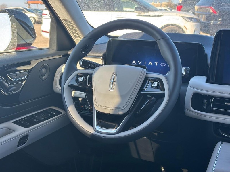 Lincoln Aviator Vehicle Full-screen Gallery Image 15