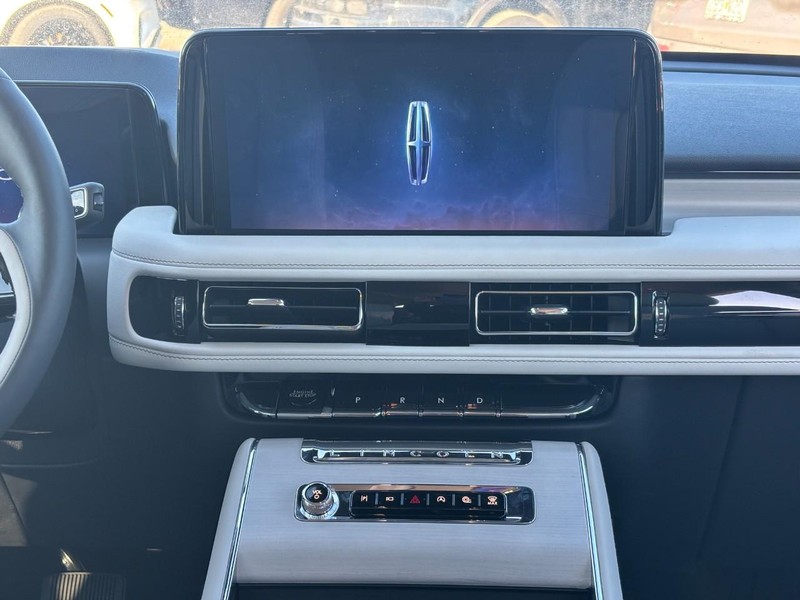 Lincoln Aviator Vehicle Full-screen Gallery Image 16