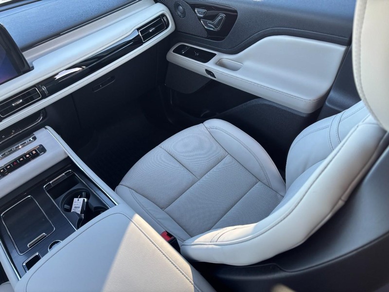 Lincoln Aviator Vehicle Full-screen Gallery Image 17