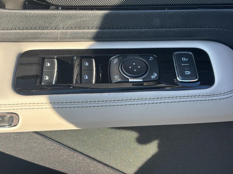 Lincoln Aviator Vehicle Full-screen Gallery Image 19
