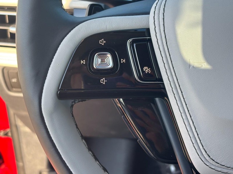 Lincoln Aviator Vehicle Full-screen Gallery Image 21