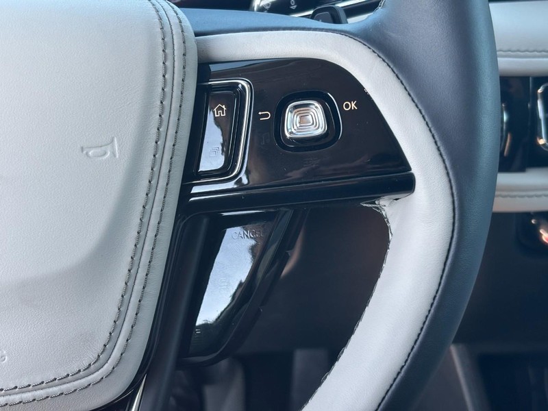 Lincoln Aviator Vehicle Full-screen Gallery Image 22