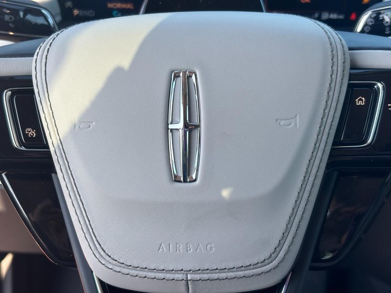 Lincoln Aviator Vehicle Full-screen Gallery Image 23