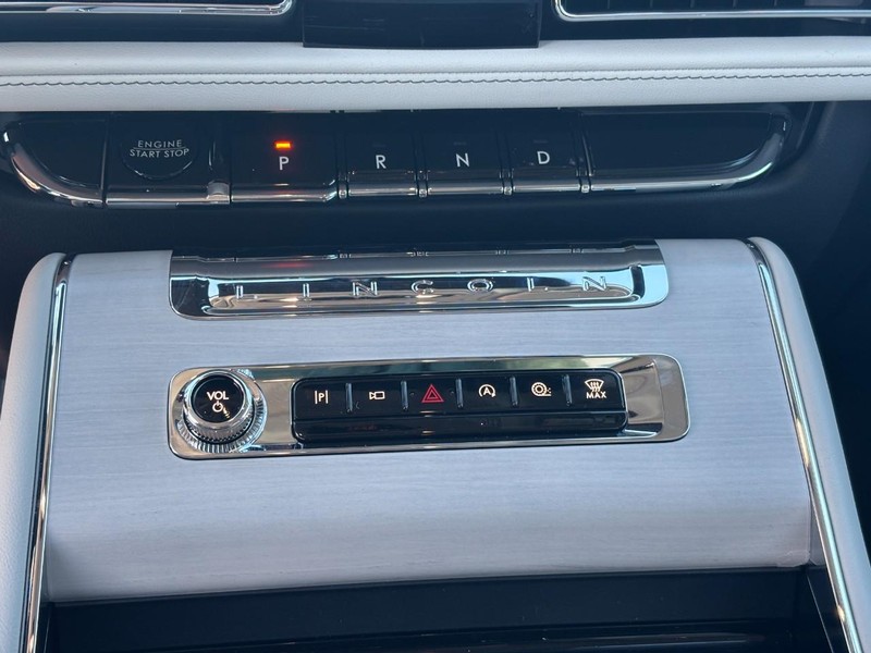 Lincoln Aviator Vehicle Full-screen Gallery Image 28