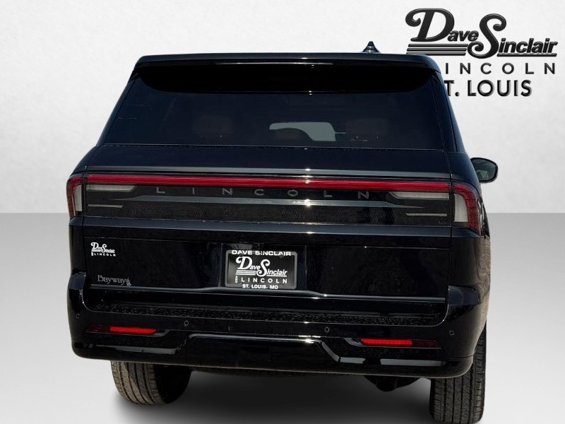 Lincoln Navigator Vehicle Full-screen Gallery Image 06