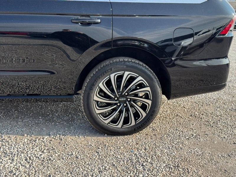 Lincoln Navigator Vehicle Full-screen Gallery Image 10