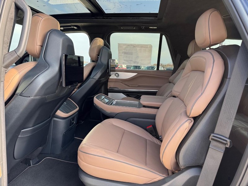 Lincoln Navigator Vehicle Full-screen Gallery Image 11