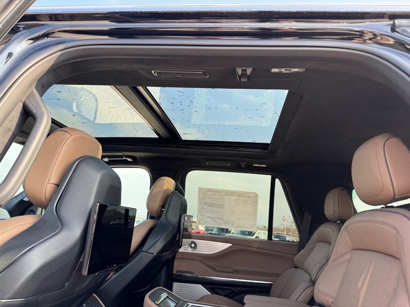 Lincoln Navigator Vehicle Full-screen Gallery Image 12