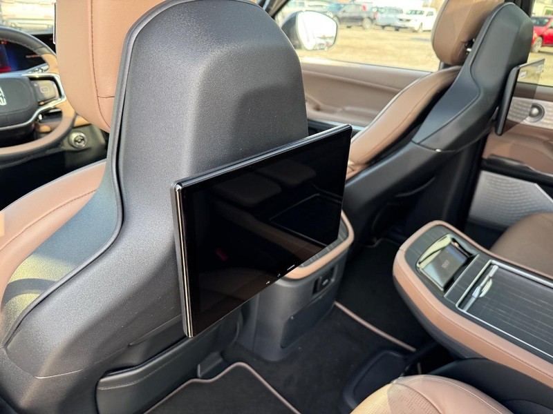 Lincoln Navigator Vehicle Full-screen Gallery Image 13