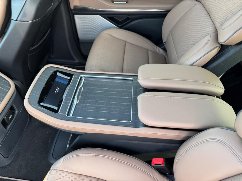 Lincoln Navigator Vehicle Full-screen Gallery Image 14