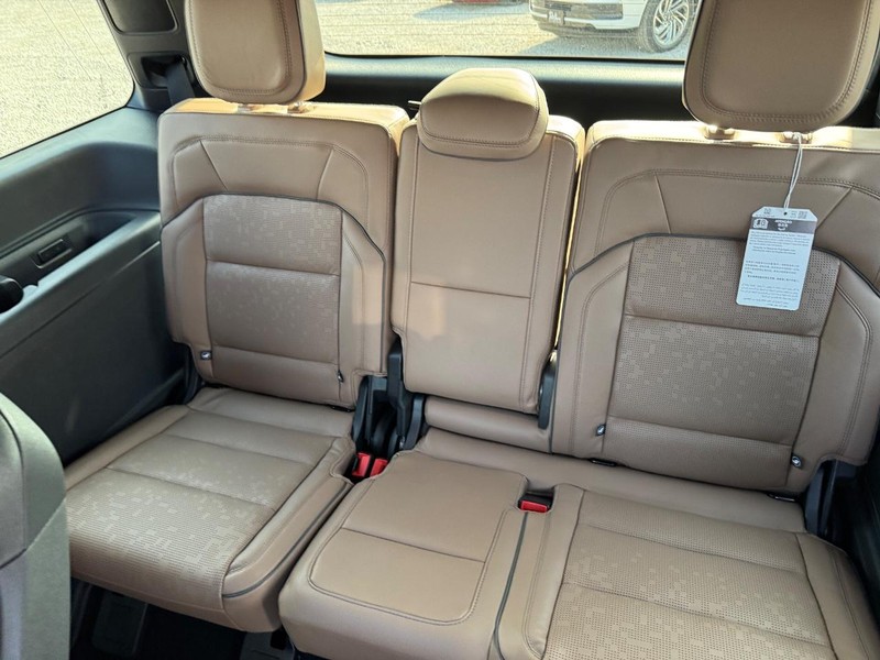 Lincoln Navigator Vehicle Full-screen Gallery Image 15