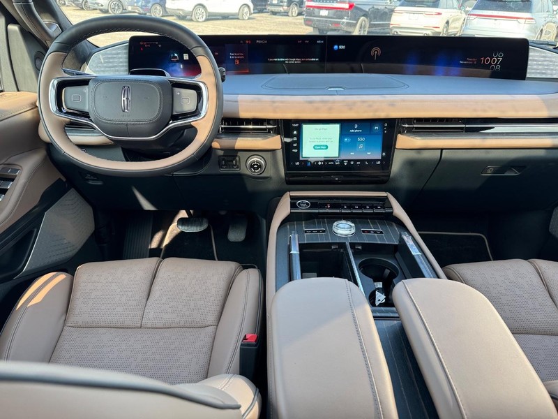 Lincoln Navigator Vehicle Full-screen Gallery Image 16