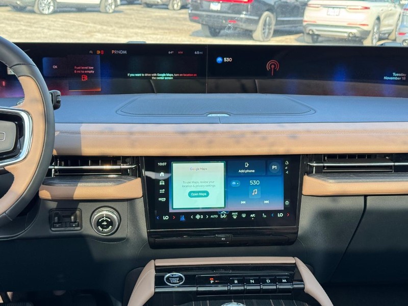 Lincoln Navigator Vehicle Full-screen Gallery Image 18