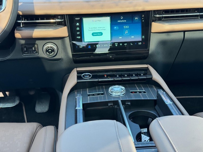 Lincoln Navigator Vehicle Full-screen Gallery Image 19