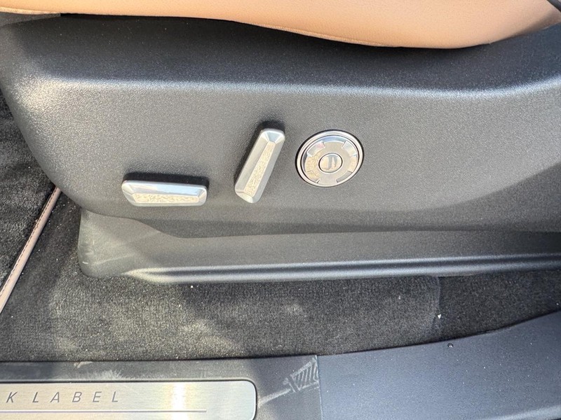 Lincoln Navigator Vehicle Full-screen Gallery Image 20