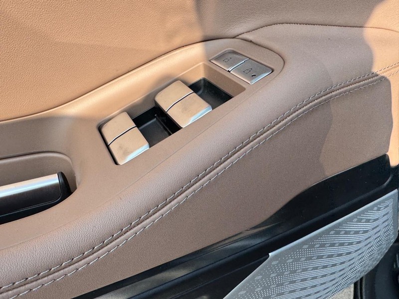 Lincoln Navigator Vehicle Full-screen Gallery Image 21