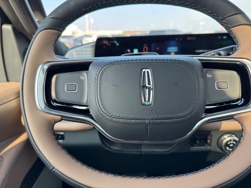 Lincoln Navigator Vehicle Full-screen Gallery Image 22