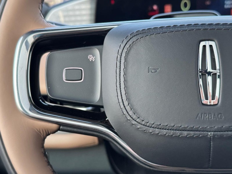 Lincoln Navigator Vehicle Full-screen Gallery Image 23