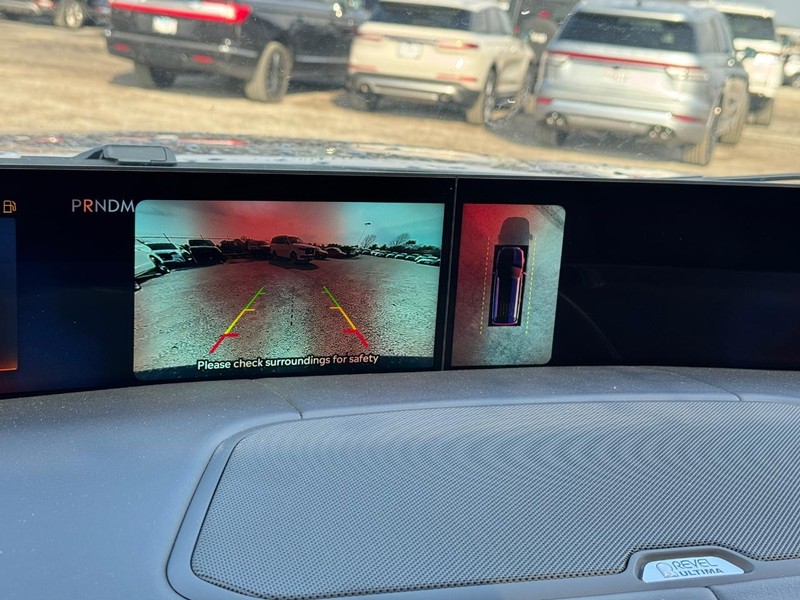 Lincoln Navigator Vehicle Full-screen Gallery Image 26