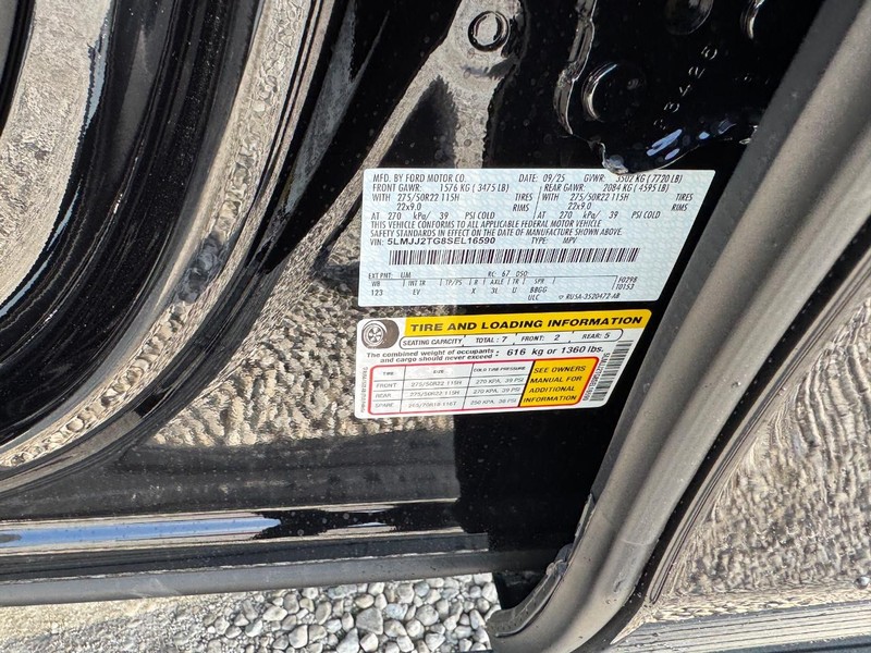 Lincoln Navigator Vehicle Full-screen Gallery Image 27