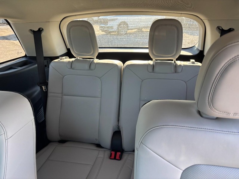 Lincoln Aviator Vehicle Full-screen Gallery Image 11