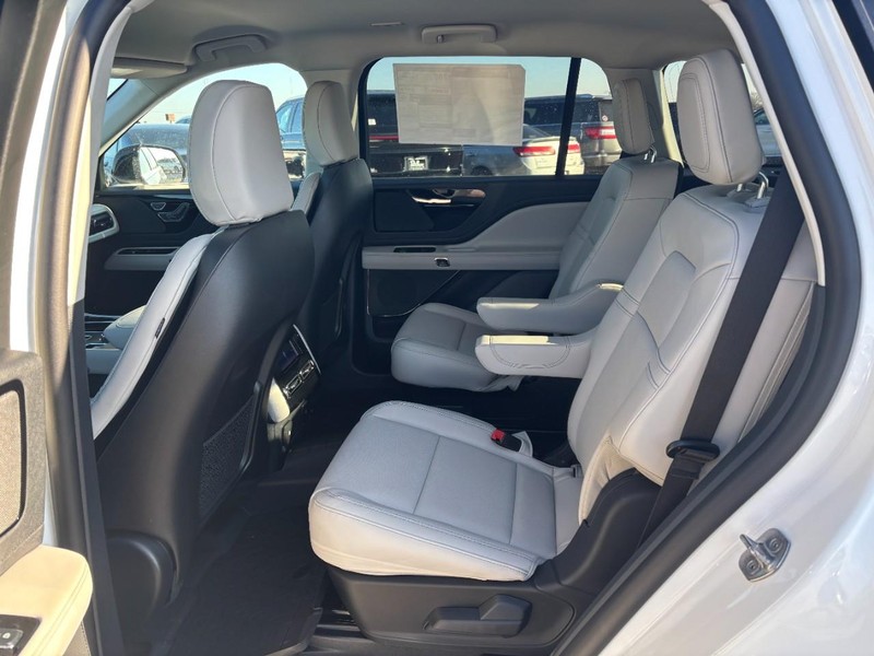 Lincoln Aviator Vehicle Full-screen Gallery Image 12