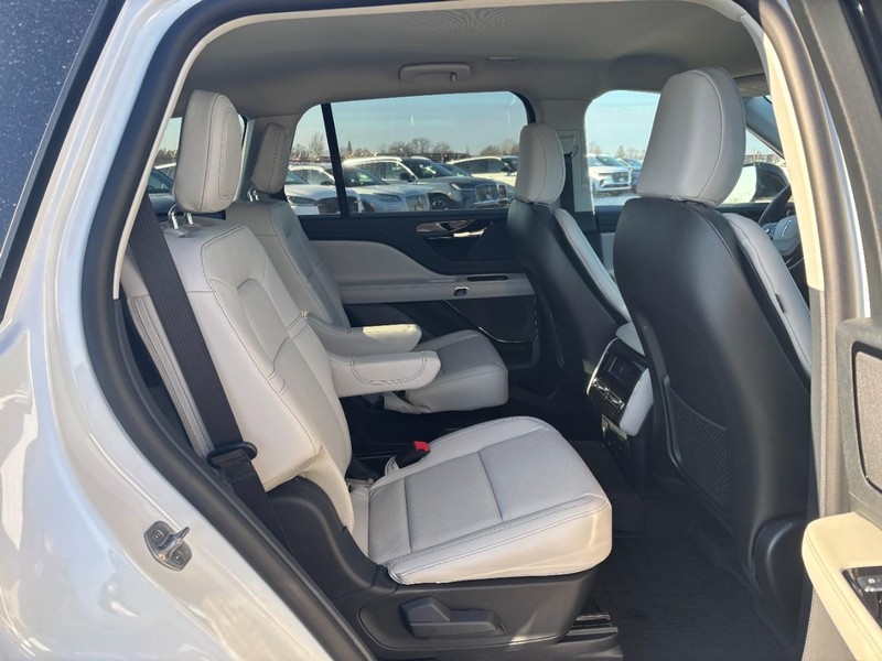 Lincoln Aviator Vehicle Full-screen Gallery Image 13