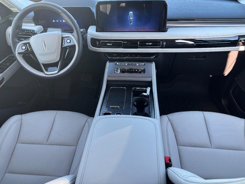 Lincoln Aviator Vehicle Full-screen Gallery Image 14