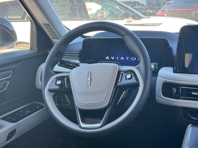 Lincoln Aviator Vehicle Full-screen Gallery Image 15