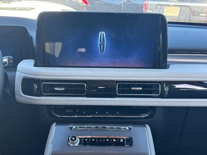 Lincoln Aviator Vehicle Full-screen Gallery Image 16