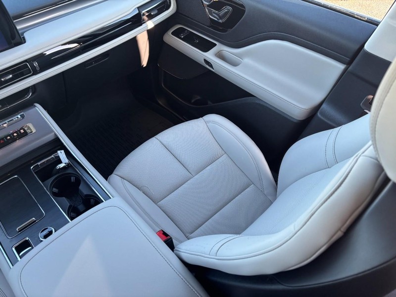 Lincoln Aviator Vehicle Full-screen Gallery Image 17